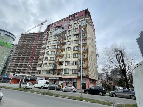 Новый 10 этажный жилой дом на улице Кобаладзе у моря.