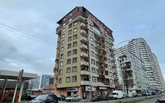 Новый 10 этажный жилой дом на улице Кобаладзе у моря.