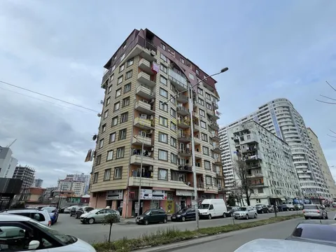 Новый 10 этажный жилой дом на улице Кобаладзе у моря.