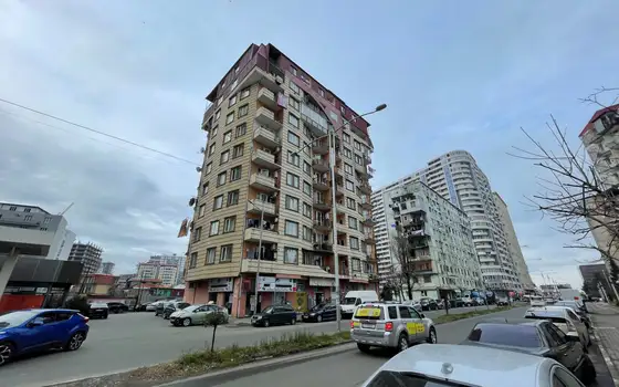Новый 10 этажный жилой дом на улице Кобаладзе у моря.