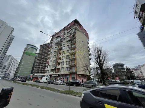 Новый 10 этажный жилой дом на улице Кобаладзе у моря.