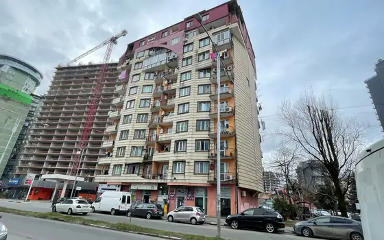 Новый 10 этажный жилой дом на улице Кобаладзе у моря.