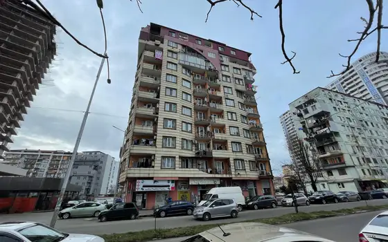Новый 10 этажный жилой дом на улице Кобаладзе у моря.