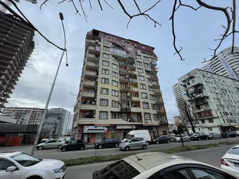 Новый 10 этажный жилой дом на улице Кобаладзе у моря.