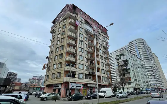 Новый 10 этажный жилой дом на улице Кобаладзе у моря.