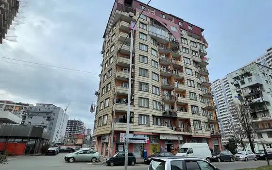 Новый 10 этажный жилой дом на улице Кобаладзе у моря.