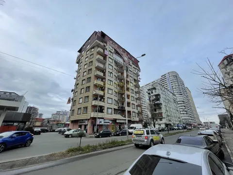 Новый 10 этажный жилой дом на улице Кобаладзе у моря.