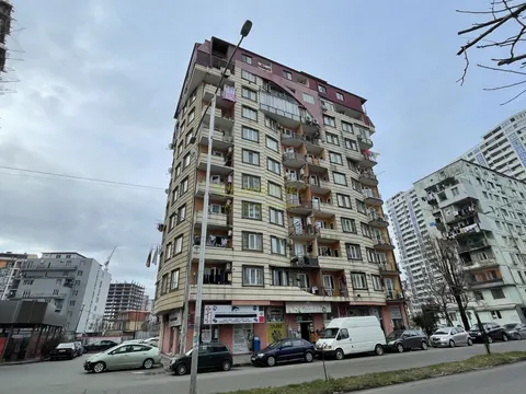 Новый 10 этажный жилой дом на улице Кобаладзе у моря.