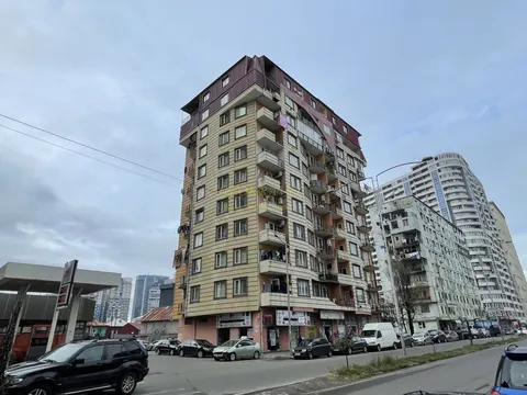 Новый 10 этажный жилой дом на улице Кобаладзе у моря.