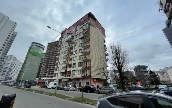 Новый 10 этажный жилой дом на улице Кобаладзе у моря.