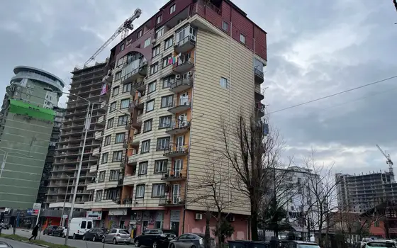 Новый 10 этажный жилой дом на улице Кобаладзе у моря.