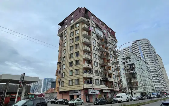 Новый 10 этажный жилой дом на улице Кобаладзе у моря.