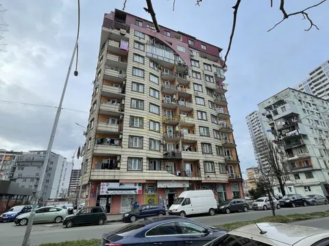 Новый 10 этажный жилой дом на улице Кобаладзе у моря.