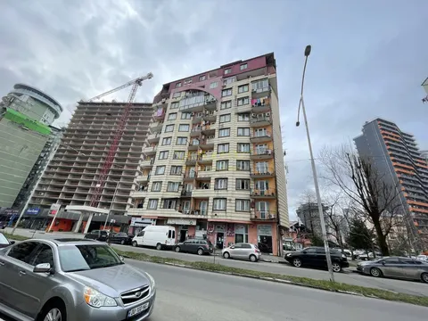 Новый 10 этажный жилой дом на улице Кобаладзе у моря.