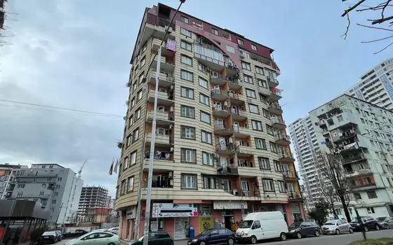 Новый 10 этажный жилой дом на улице Кобаладзе у моря.