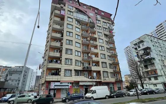 Новый 10 этажный жилой дом на улице Кобаладзе у моря.