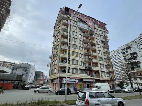 Новый 10 этажный жилой дом на улице Кобаладзе у моря.