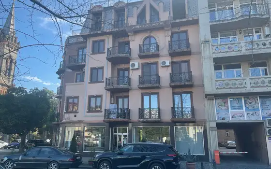 Жилой дом в центре города у кафедрального собора на ул. Зубалашвили в Батуми.