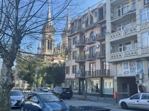 Жилой дом в центре города у кафедрального собора на ул. Зубалашвили в Батуми.