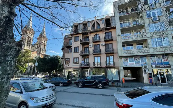 Жилой дом в центре города у кафедрального собора на ул. Зубалашвили в Батуми.