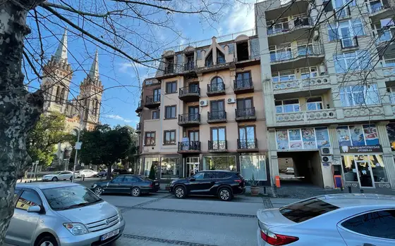 Жилой дом в центре города у кафедрального собора на ул. Зубалашвили в Батуми.
