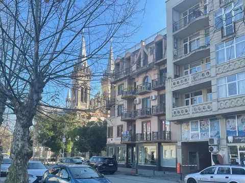 Жилой дом в центре города у кафедрального собора на ул. Зубалашвили в Батуми.