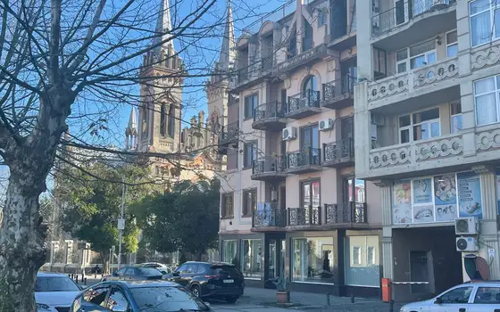 Жилой дом в центре города у кафедрального собора на ул. Зубалашвили в Батуми.