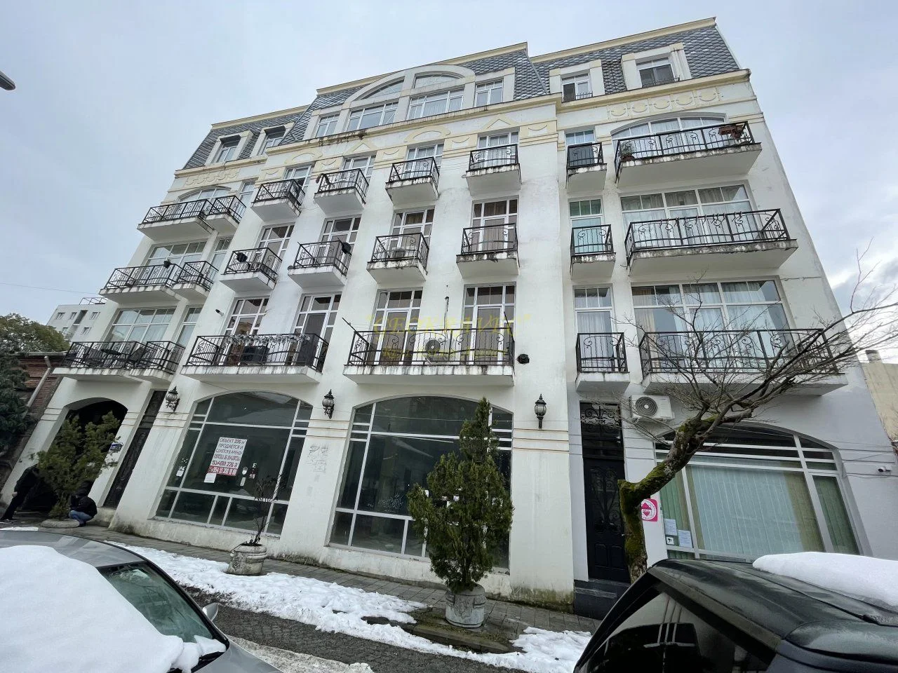 Новый жилой дом на улице Клдиашвили в центре города Батуми.