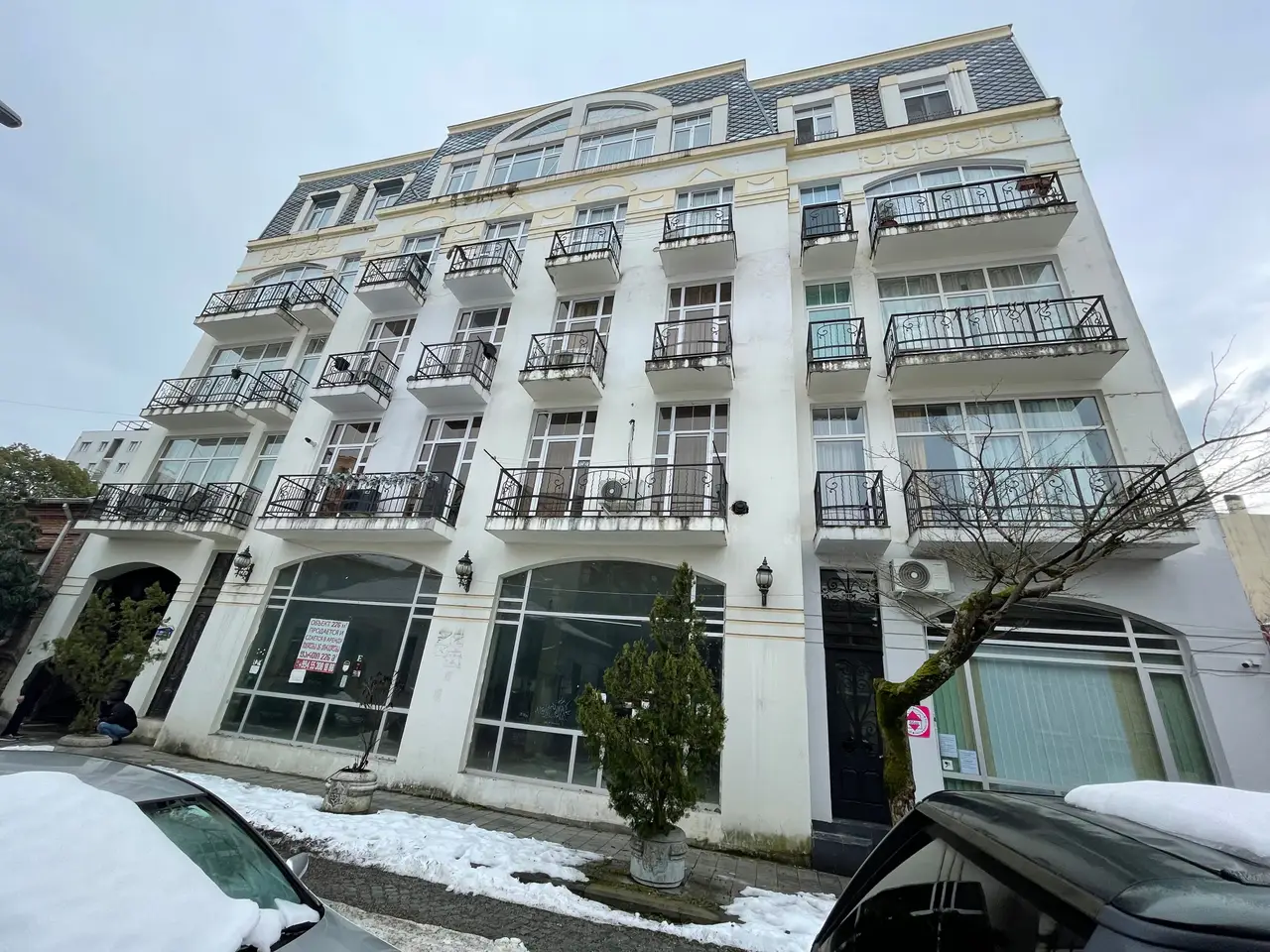 Новый жилой дом на улице Клдиашвили в центре города Батуми.