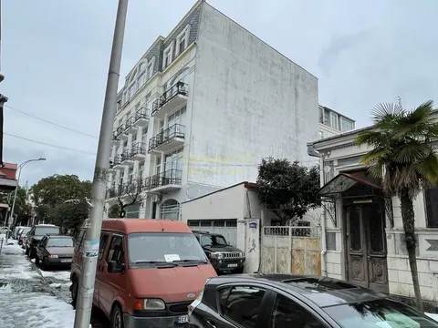 Новый жилой дом на улице Клдиашвили в центре города Батуми.