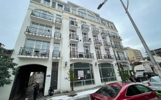 Новый жилой дом на улице Клдиашвили в центре города Батуми.