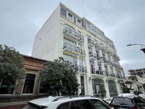 Новый жилой дом на улице Клдиашвили в центре города Батуми.
