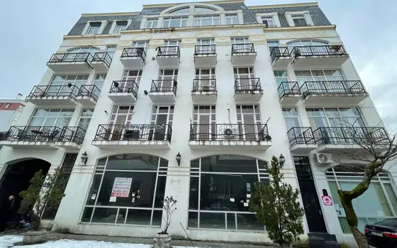 Новый жилой дом на улице Клдиашвили в центре города Батуми.