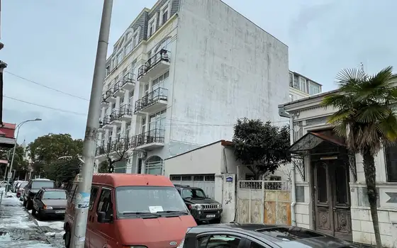 Новый жилой дом на улице Клдиашвили в центре города Батуми.