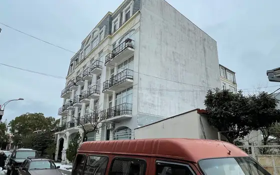 Новый жилой дом на улице Клдиашвили в центре города Батуми.