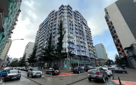 Новый жилой дом у моря. Квартиры с видом на море и на горы.