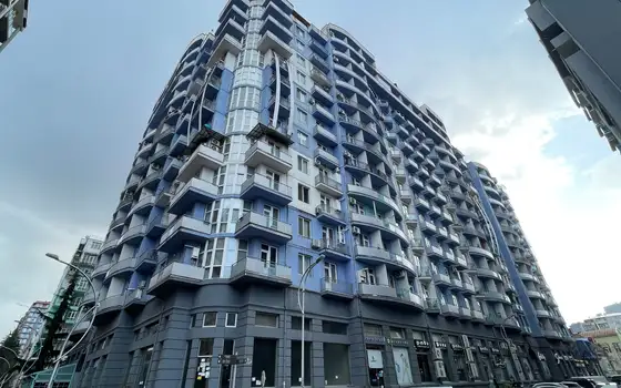 Новый жилой дом у моря. Квартиры с видом на море и на горы.