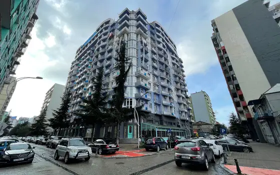 Новый жилой дом у моря. Квартиры с видом на море и на горы.