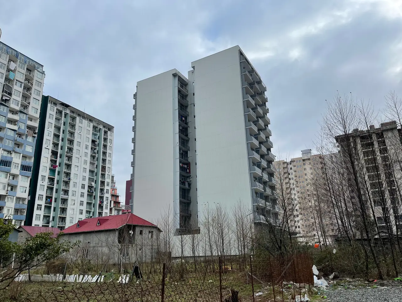 Новый 13 этажный жилой дом у моря . Квартиры с видом на горы и на город на ул. Инасаридзе.