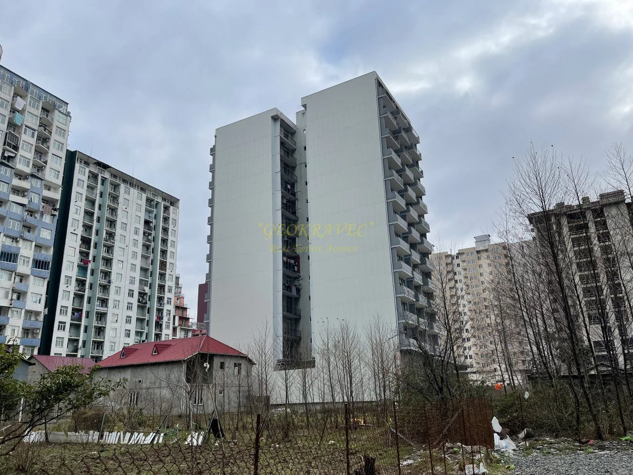 Новый 13 этажный жилой дом у моря . Квартиры с видом на горы и на город на ул. Инасаридзе.