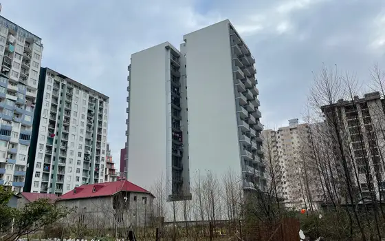 Новый 13 этажный жилой дом у моря . Квартиры с видом на горы и на город на ул. Инасаридзе.