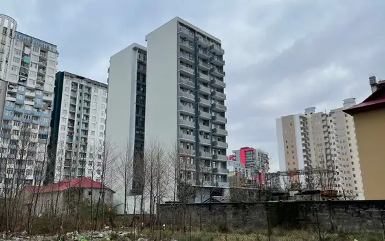 Новый 13 этажный жилой дом у моря . Квартиры с видом на горы и на город на ул. Инасаридзе.