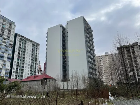 Новый 13 этажный жилой дом у моря . Квартиры с видом на горы и на город на ул. Инасаридзе.