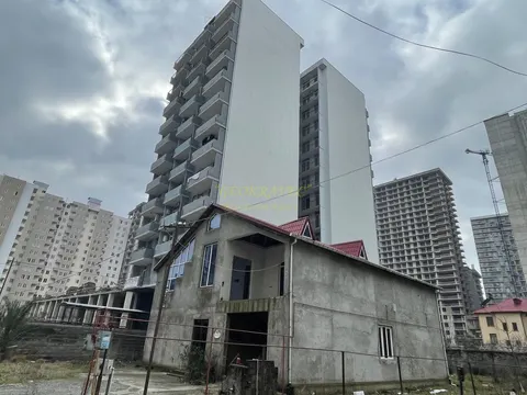 Новый 13 этажный жилой дом у моря . Квартиры с видом на горы и на город на ул. Инасаридзе.