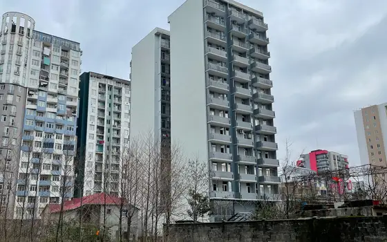 Новый 13 этажный жилой дом у моря . Квартиры с видом на горы и на город на ул. Инасаридзе.