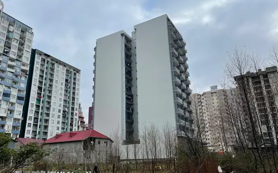 Новый 13 этажный жилой дом у моря . Квартиры с видом на горы и на город на ул. Инасаридзе.