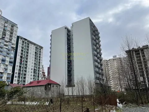 Новый 13 этажный жилой дом у моря . Квартиры с видом на горы и на город на ул. Инасаридзе.