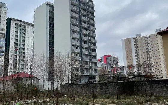 Новый 13 этажный жилой дом у моря . Квартиры с видом на горы и на город на ул. Инасаридзе.