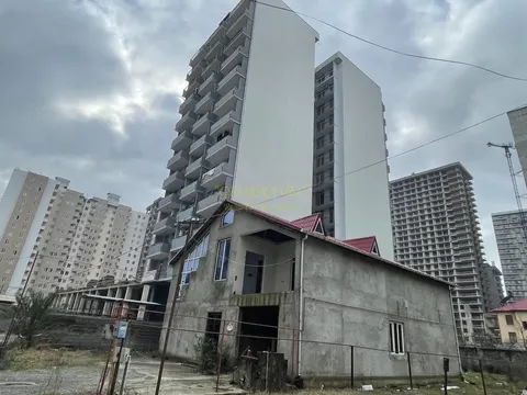 Новый 13 этажный жилой дом у моря . Квартиры с видом на горы и на город на ул. Инасаридзе.