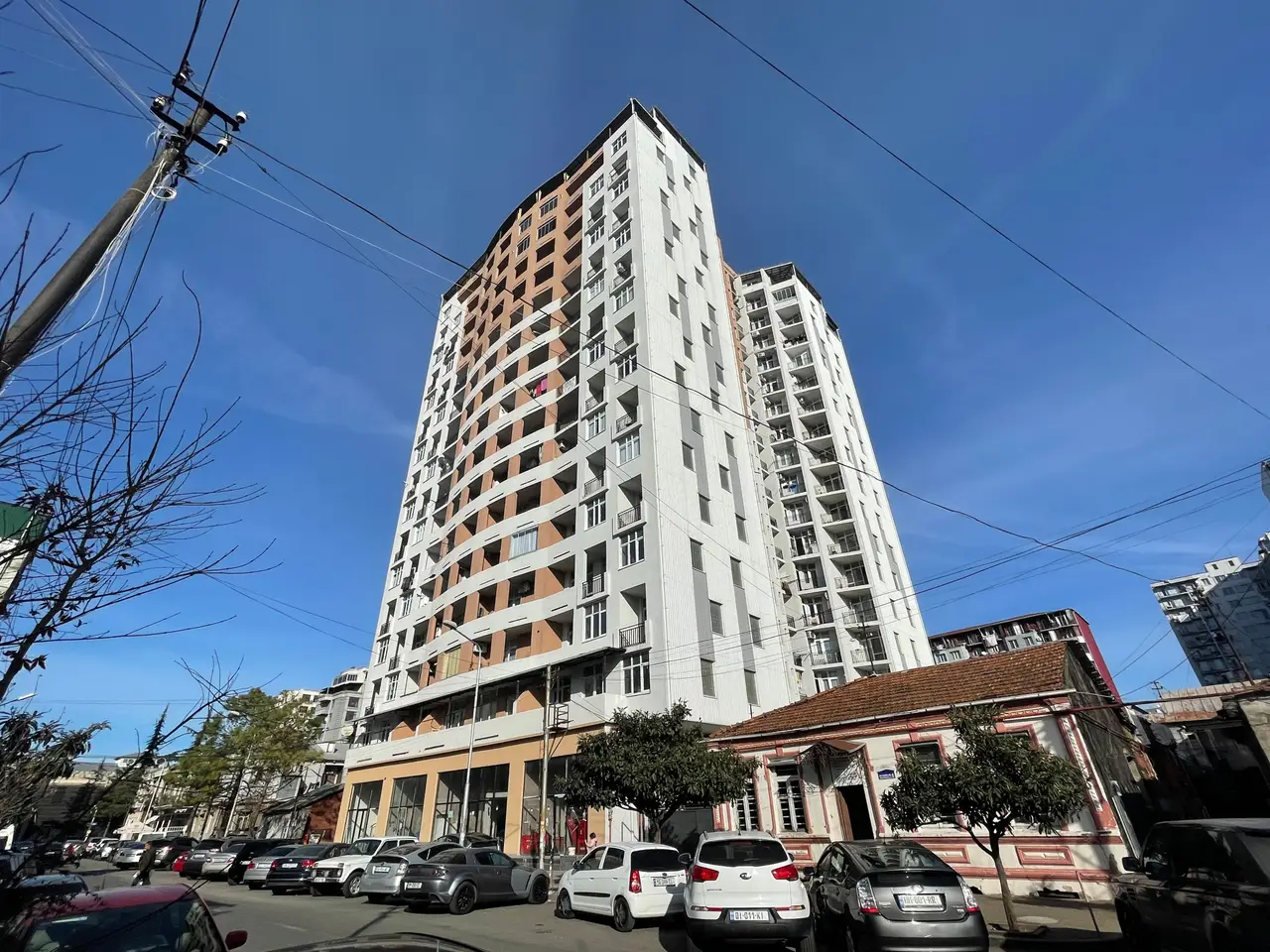 Новый 17 этажный жилой дом на улице Важа Пшавела в центре города. Квартиры с видом на море и на город Батуми.